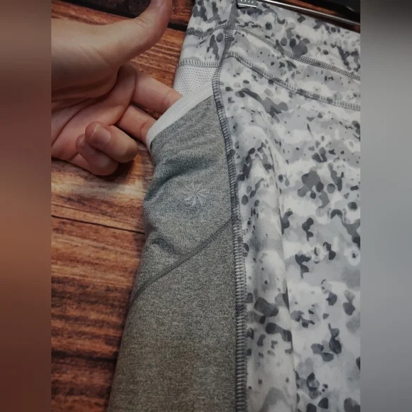 Athleta Women's Gray Patterned Leggings Size Small! In New Condition - Picture 3 of 7